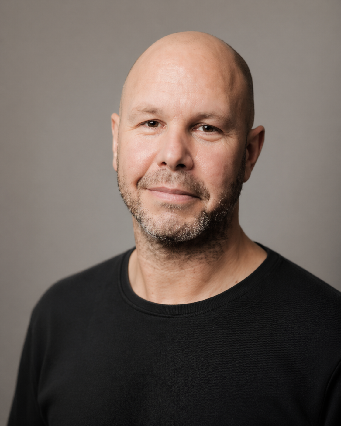 Porträtt av Kent bakom Sweforms